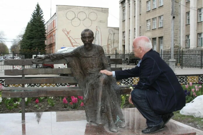памятник коста