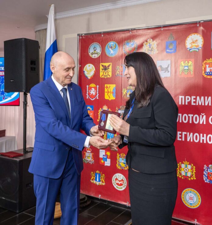 Вручение награды Макеевой